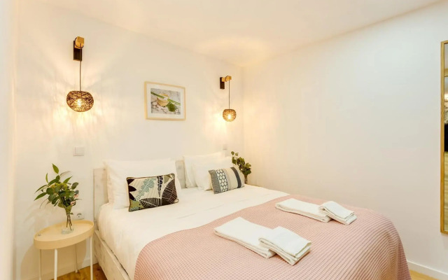 Riverside 2 Bedroom Apartment by DA'HOME