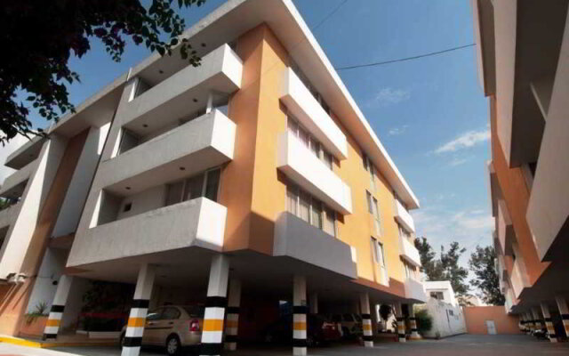 Отель Suites Futura Plaza del Sol Guadalajara вид на фасад