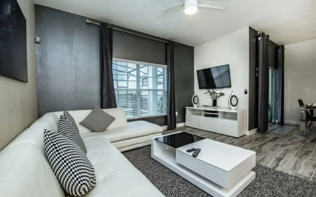 Stylish 4 Bed 3 Ba Pool Home
