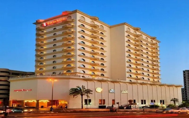 Ramada Hotel Dubai вид на фасад