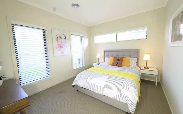 Modern 6BRM House Big Group at Pakenham