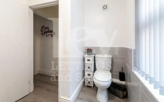 Lush Apartment 5 Bedroom House - WBR