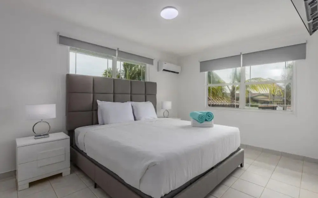 4BR 4BA Villa w Private Pool Eagle Palm Beach
