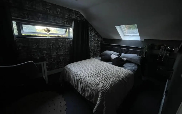 Artsy Retreat - Sleeps 4, Free Parking & Balcony