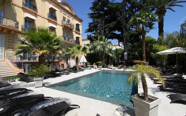 Terrace Apartment in Cannes