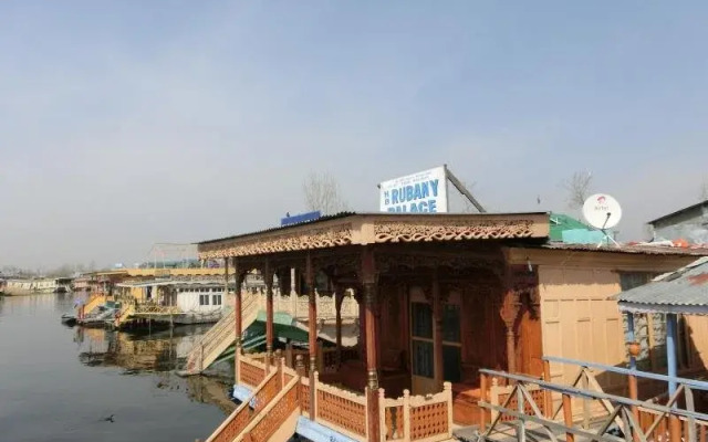 Rubany Palace Houseboat