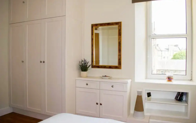Bright and Spacious Home by Leith Walk