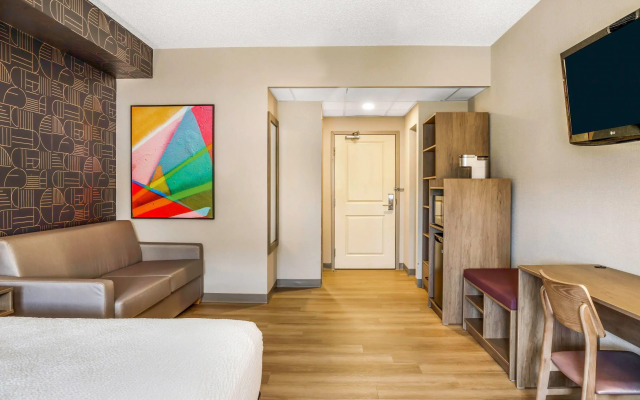 Days Inn & Suites by Wyndham West Edmonton