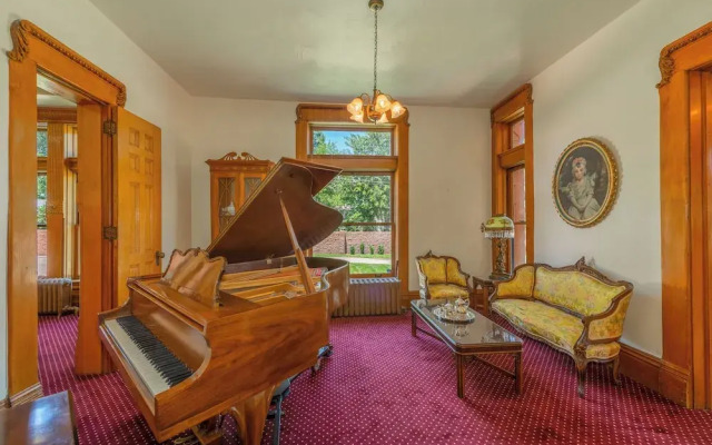 Orman Mansion - Pueblo's Most Luxurious Stay