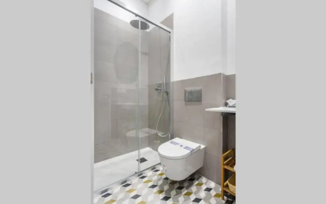 Pop Art, 2BD ground Central Apartment