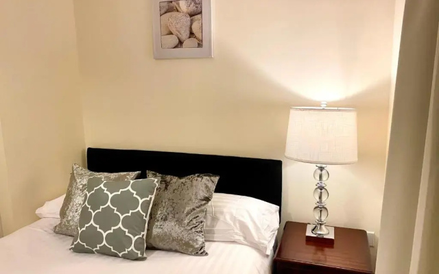 Superior Two-Bed Apartment with Free Parking, CV1 Coventry