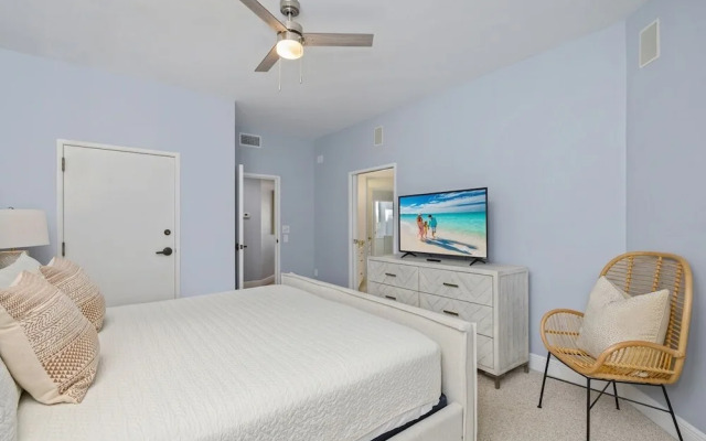 Tops'l 1111 2 Bedroom Condo by RedAwning