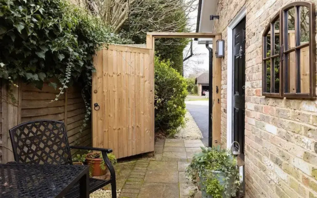 1 Bed Studio Sleeps 2 -patio -garden -dogs Ok