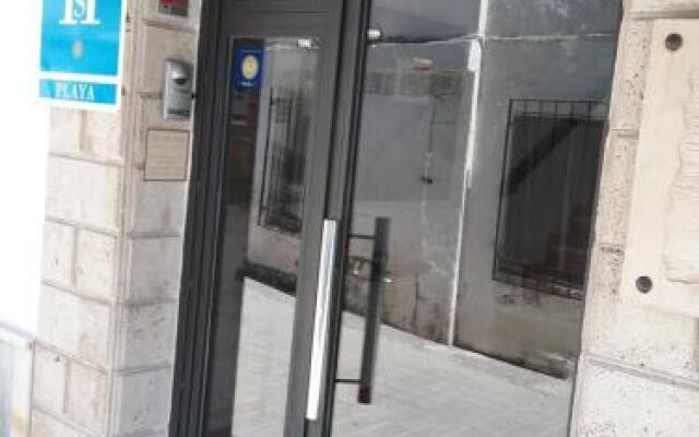 Отель Hostal Cabrera вид на фасад