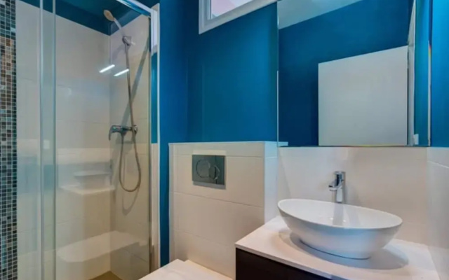 Cozy Apt Near Côte des Basques w/ Parking!