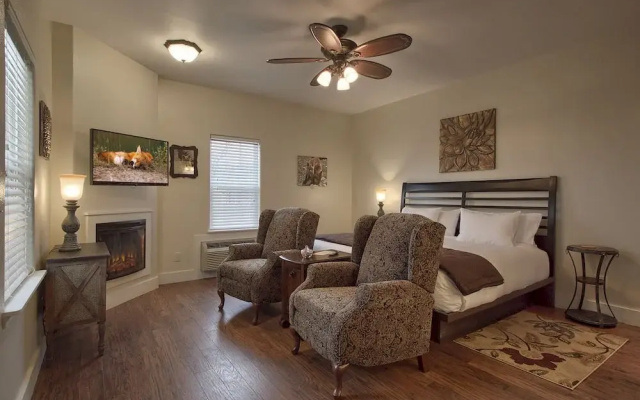 Serenity Bliss - Downtown Retreat with Pool & Hot Tub