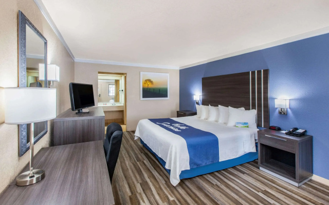 Days Inn & Suites by Wyndham Braunig Lake