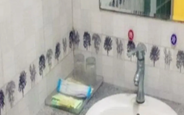 Fuyang Funan Yixuan Business Hotel