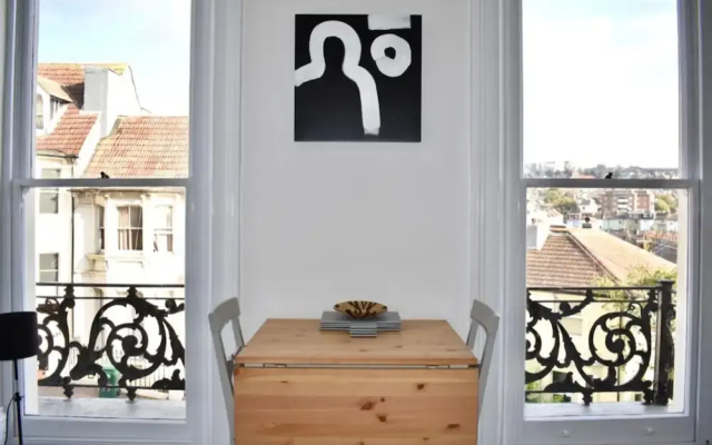 2 Bedroom Apartment With Balcony in Brighton