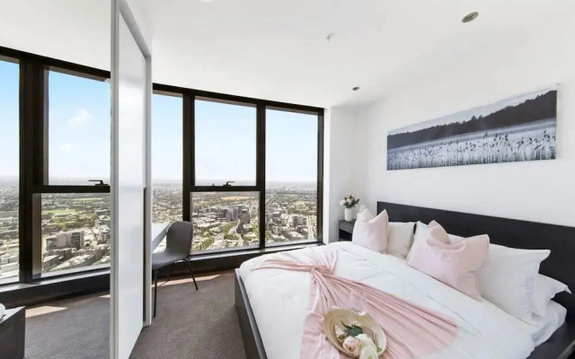Lovely 3BR Apt With Panoramic Views, Free Parking