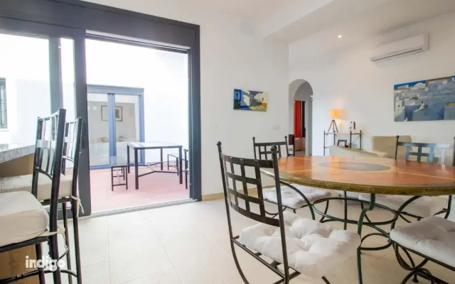DEK001 Riverview Modern Townhouse in Centre of Ay