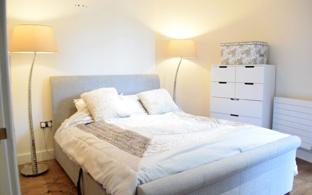 Отель 1 Bedroom Flat In Belsize Park Лондон комната для гостей
