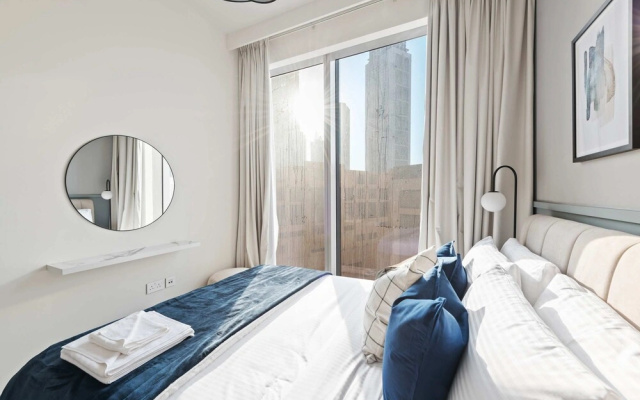 Downtown Apartment w Tower Pool Balcony