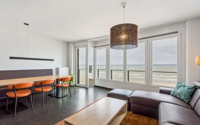 Apartment on Zeedijk With Sea View