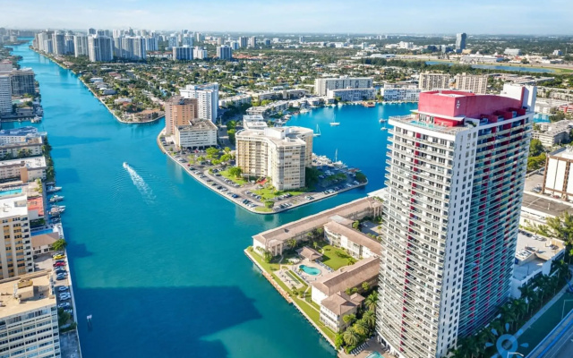 Spacious 2BR Condo Sleeps 6 Amazing Amenities