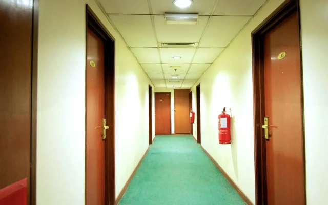 ZEN Rooms First Business Inn