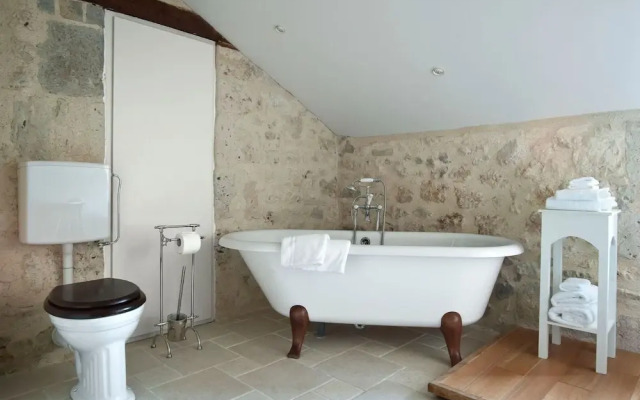 Grand Castle in Saint Caprais de Lerm with Sauna & Hot Tub