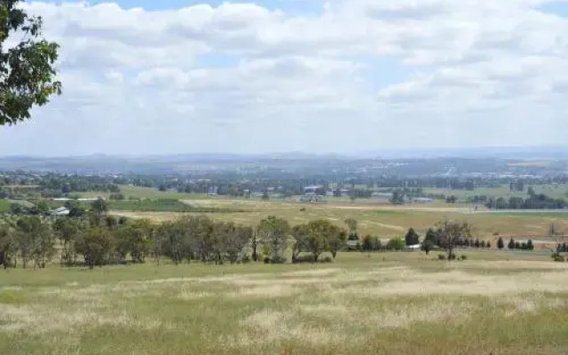 BATHURST GOLDFIELDS RESIDENCE on MOUNT PANORAMA