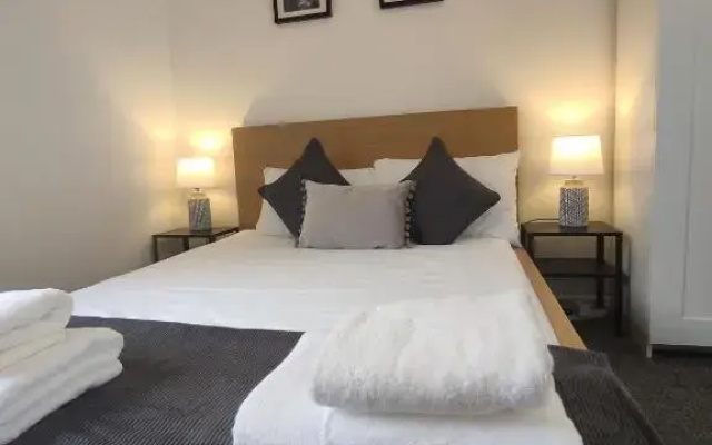 1 Bedroom Apartment with Free Parking