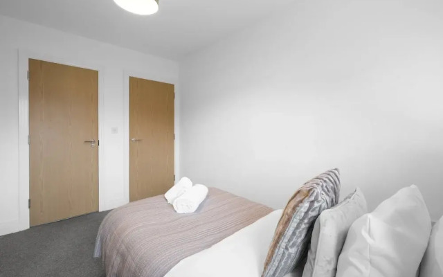 Spacious 6 Bedroom House in Denton Way