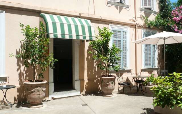 Chanteclair Hotel вид на фасад