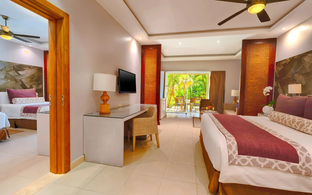 Now Larimar - Preferred Club Deluxe Pool/piscina View