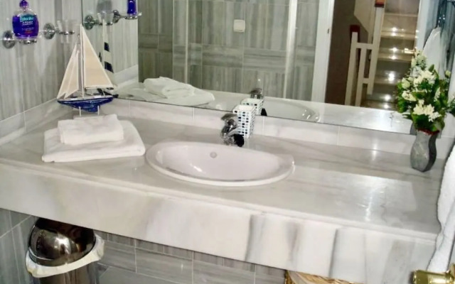 Lovely, Well Appointed Spanish Townhouse