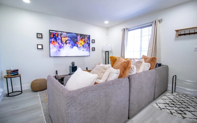 Good Vibes Oasis- Cozy Townhome With Parking