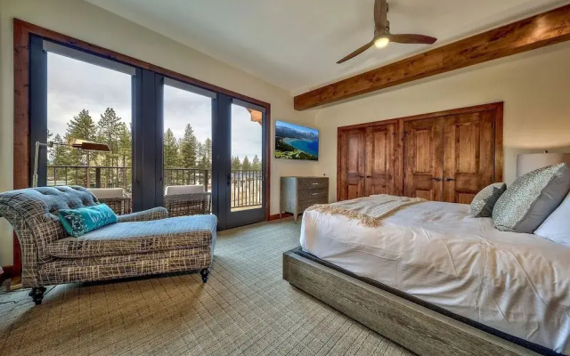Luxury Three Bedroom  Steps From Heavenly Village Condo by RedAwning