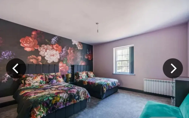 Ivy House, 6-beds, Sleeps 19 With Hot Tub