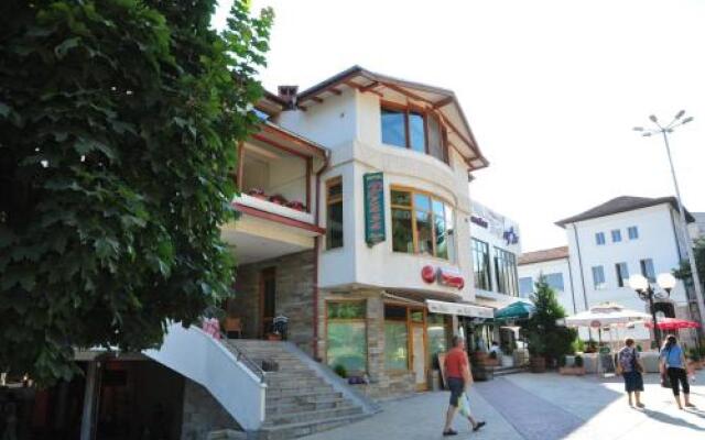 Plaza Family Hotel Смолян вид на фасад