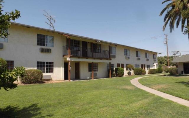 Отель 99 Palms Inn & Suites вид на фасад