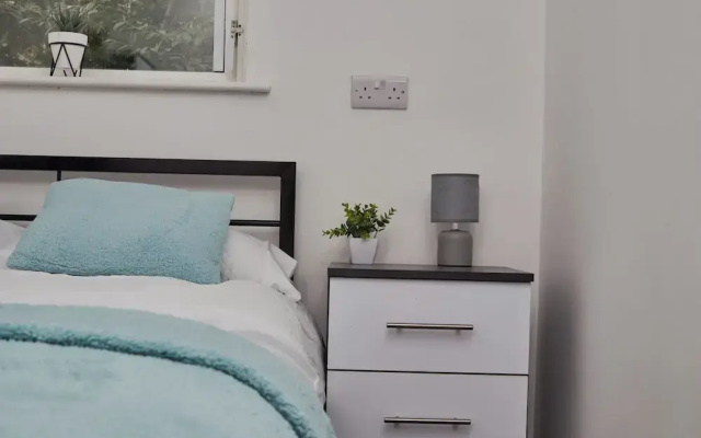 4 Bedroom, Free Parking, Contractors & Families