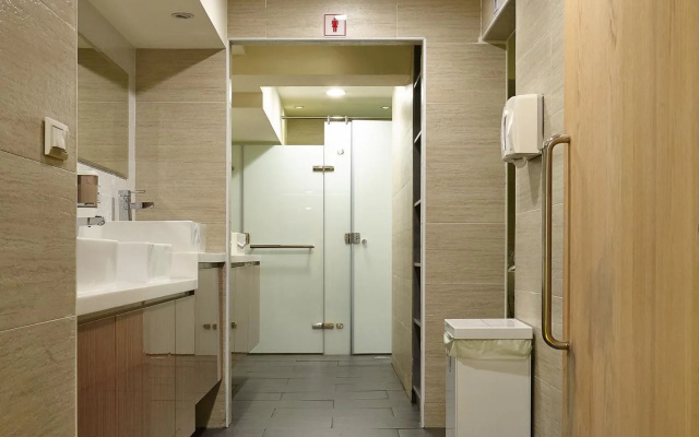 Youth Hostel Zhanqian here and there