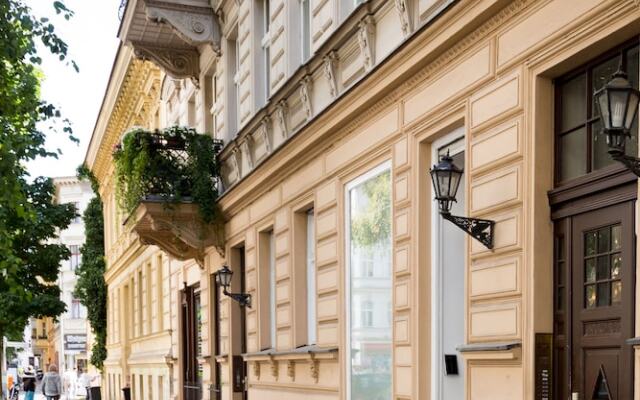 Апартаменты Upper Westside - 3 Bedroom Interior Designed Apartment by BENSIMON apartments Берлин вид на фасад