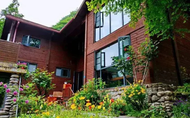 Snow & Flower Villa