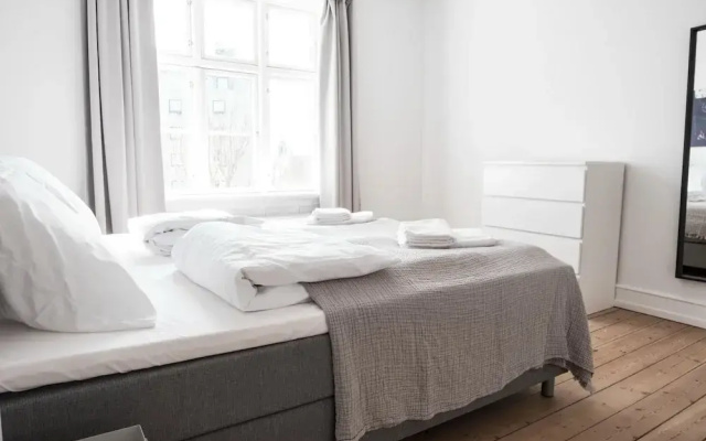 Beautiful 2-bed With Large Balcony