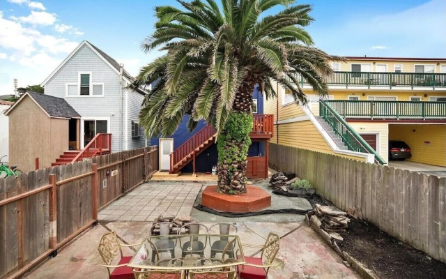 Coast PalmTree Yard 2BR Block from Beach