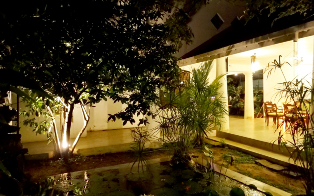 Отель French Lotus Unawatuna Guest House Унаватуна вид на фасад