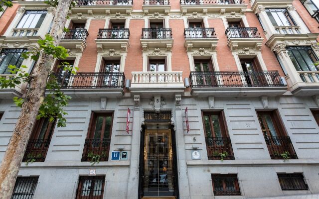 Отель Petit Palace Lealtad Plaza вид на фасад